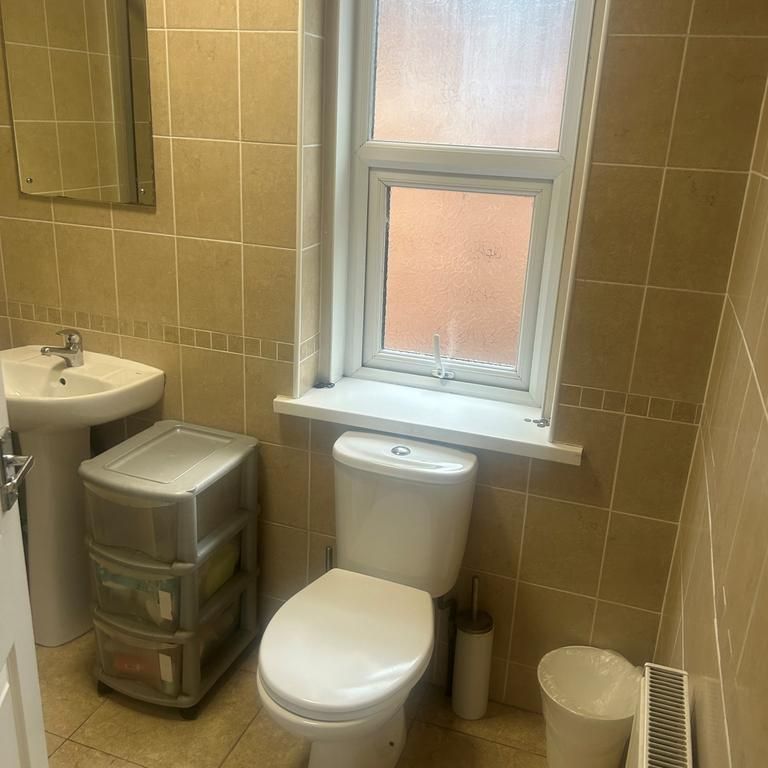 1 bedroom in a house share to rent - Photo 1