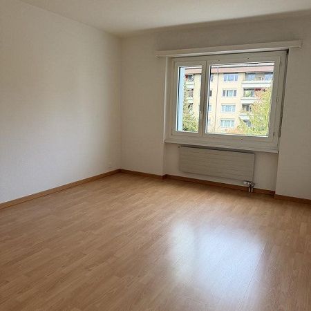 Lichtdurchflutete 3.5 Zimmer Wohnung mit offener Küche und top Lage! - Photo 1