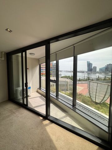 Bright & Spacious 1-Bedroom Apartment in Docklands – Prime Waterfront Living! - Photo 2