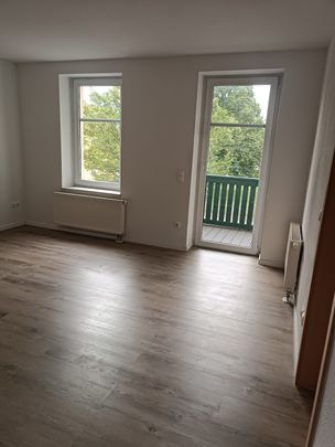 Praktische Singlewohnung mit moderner Einbauküche und Balkon! - Foto 1