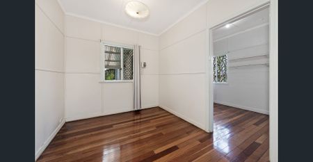 Charming Holland Park Home with Lifestyle Convenience - Photo 2