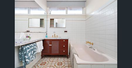 CHARMING FAMILY HOME WITH POOL! - Photo 5