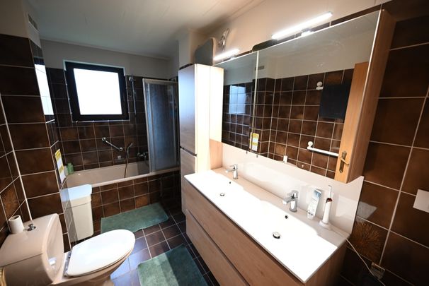 VERNIEUWD 3-slpk-appartement met GARAGE, nabij centrum Brugge! - Photo 1