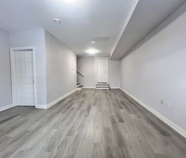 3 LEVEL SPACIOUS TOWNHOUSE | 286 CROWN DRIVE | AVAILABLE OCT 15 - Photo 5