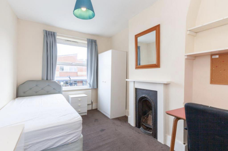 1 bedroom in a house share to rent - Photo 3