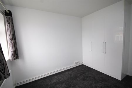 2 bedroom Flat to let - Photo 2