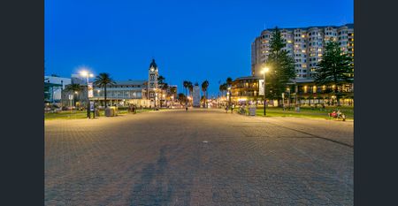 Modern Two Bedroom Unit on the Broadway - Photo 3