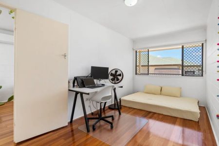 Bright and Stylish Two-Bedroom Apartment in Norman Park - Photo 5