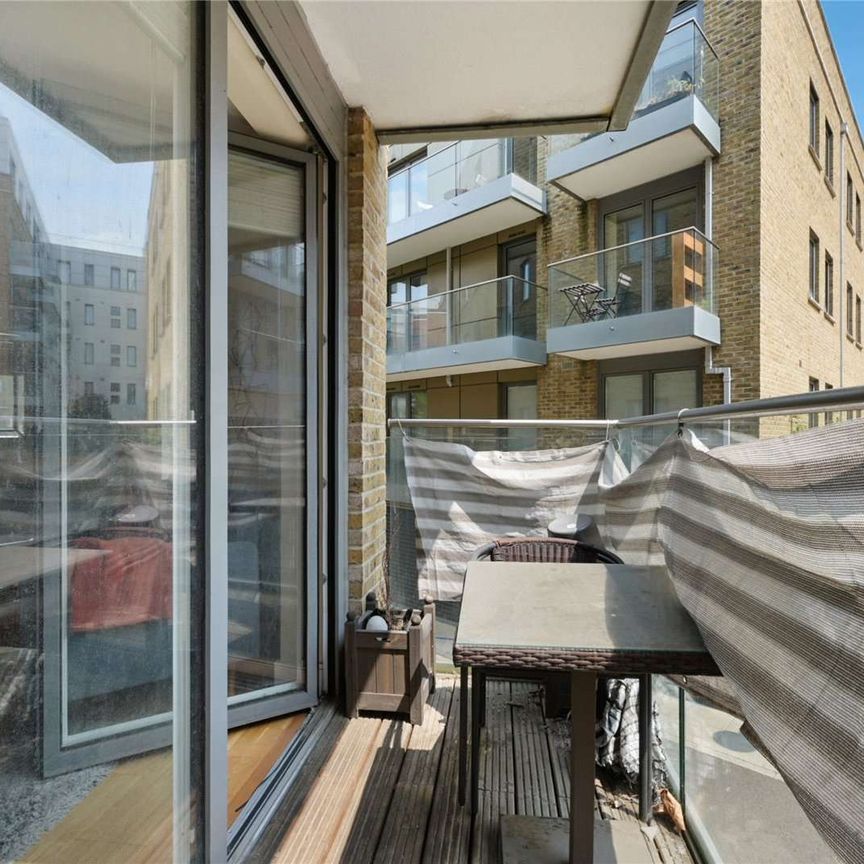 A two bedroom apartment on the upper ground floor of Elite House. Features include an open plan reception, large private balcony, wood floors and concierge service. - Photo 1