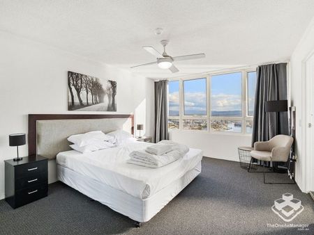 Exquisite 3-Bedroom Penthouse-Style Apartment with Breathtaking 300-Degree Views in the Heart of Surfers Paradise - Photo 3