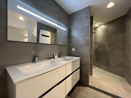 Location Appartement 4 pièces 128m² LA ROCHELLE 17000 - Photo 5
