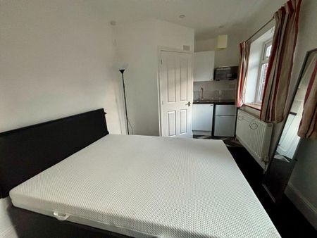 4 bedroom semi-detached house to rent - Photo 3