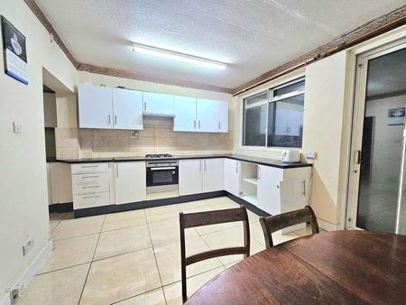 Mornington Crescent, Hounslow, TW5 - Photo 5