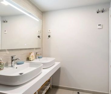 Bright, spacious and well laid out in a privileged location - Photo 5