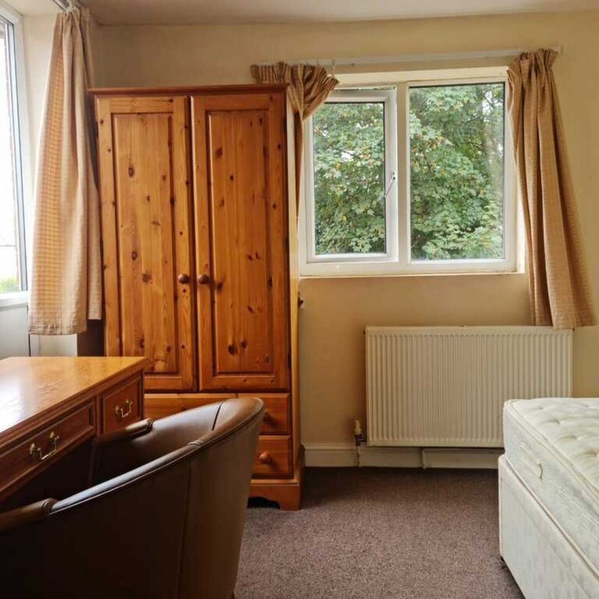 2 Double Bedroom First Floor Flat - Photo 1