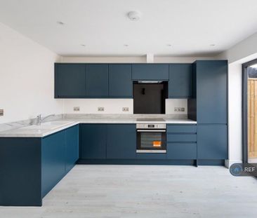 2 bedroom semi-detached house to rent - Photo 4