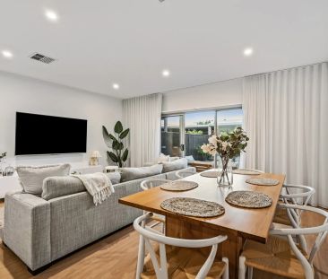 Three Bedroom Townhouse between the City & Beach - Photo 6