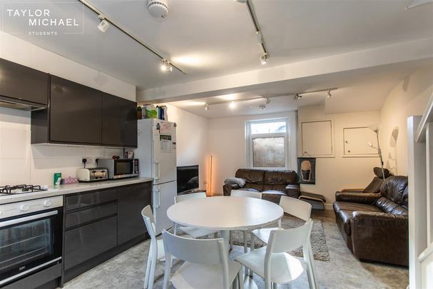 6 bedroom terraced house to rent - Photo 1