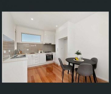 Modern Comfort & Convenience in Prime Fawkner Location - Photo 3