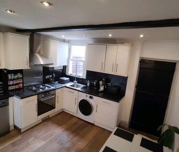 Large double bedroom near Broxbourne Station - Photo 2