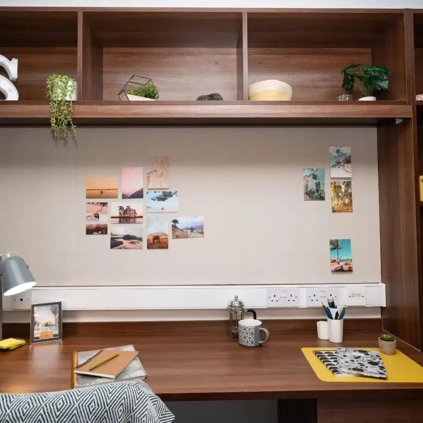 Large Double Ensuite - Photo 1