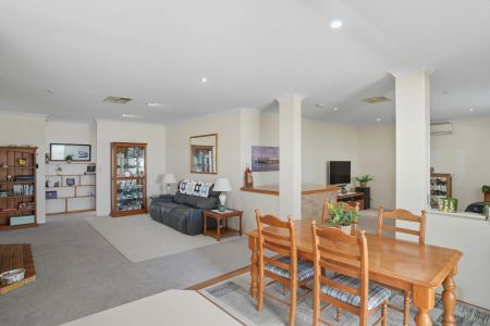 Coastal Elegance meets family comfort - Photo 5