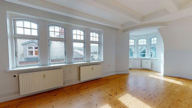 Centralt beliggende lejlighed med lys og livlig stemning - Photo 1