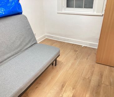 1 Bed Flat, Very Near West Cromwell Road Area, SW20 - Photo 4