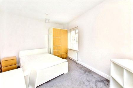4 bedroom end of terrace house to rent - Photo 5