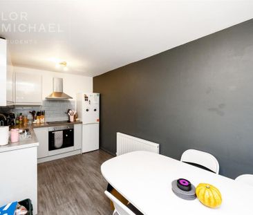 5 bedroom end of terrace house to rent - Photo 2