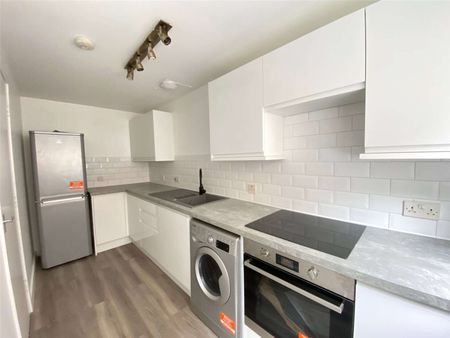 A contemporary apartment forming part of a modern development set in vibrant Crawley. - Photo 4