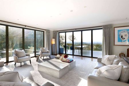 A modern Six-Bedroom Detached Family Home on Harvest Hill with extensive views - Photo 2