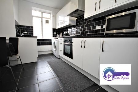 3 Bedroom Flat To Rent - Photo 2