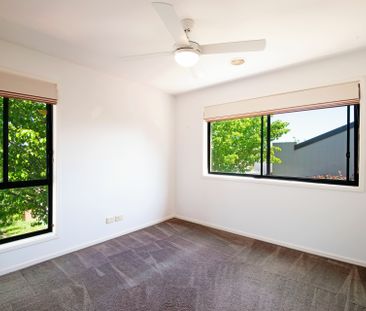 Stunning 2 Storey Townhouse - Photo 3