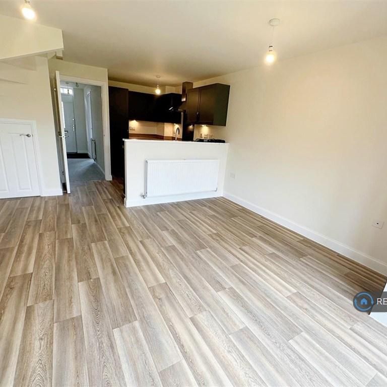 4 bedroom semi-detached house to rent - Photo 1