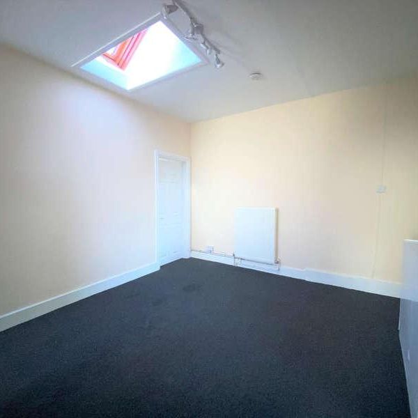 South Norwood Hill, SE25 - Photo 1