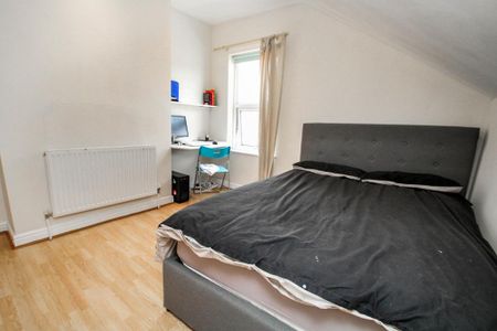 4 bedroom end of terrace house to rent - Photo 5