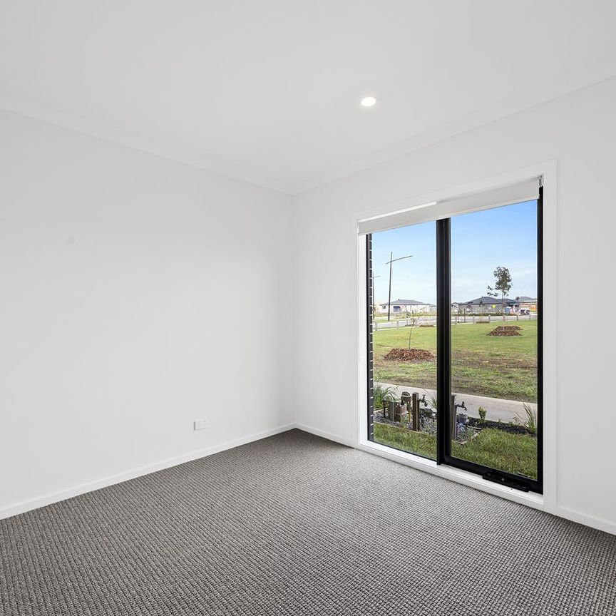 Spacious 4-Bedroom Townhouse - Photo 1