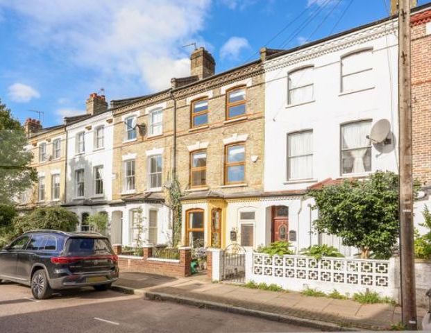 Six double bedroom house with garden mins to tube and shops - Photo 1
