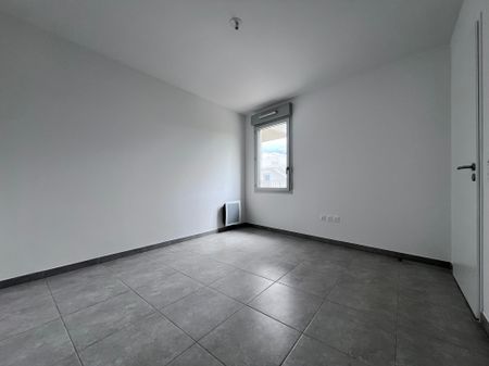 Appartement 3 pièces 64m2 MARSEILLE 9EME 1 048 euros - Photo 4