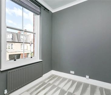 3 bedroom flat in Barnes - Photo 1