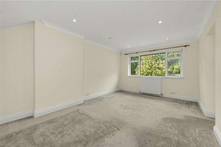 A spacious five bedroom detached family home in Virginia Water - Photo 5