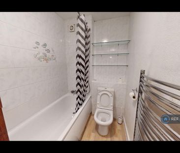 3 bedroom flat to rent - Photo 6