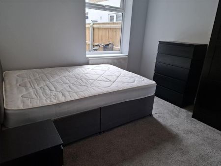 1 bedroom in a house share to rent - Photo 2