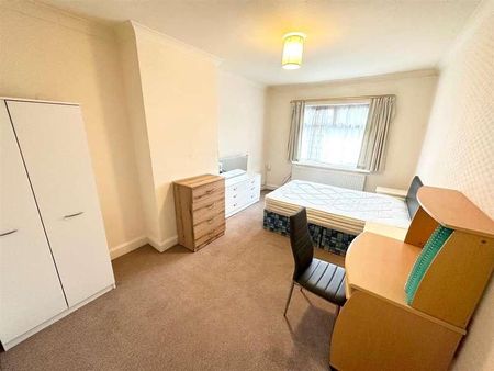 Dellfield Parade, Uxbridge, UB8 - Photo 5