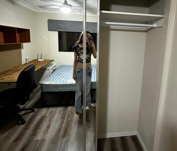 Furnished room with own bathroom in student accom – looking for girls - Photo 5