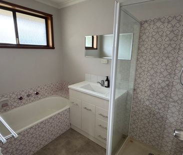 CHARMING 3 BEDROOM HOME - Photo 3