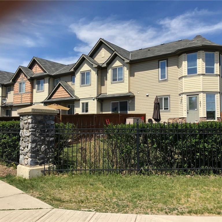 Beautiful 2 ensuited bdrms townhome for rent in Airdrie - Photo 1