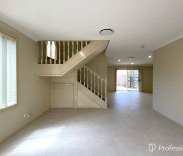 WELL PRESENTED FAMILY TOWNHOUSE IN QUIET COMPLEX! - Photo 1