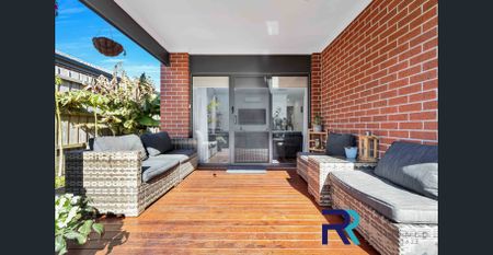 solar powered Stylish Family Living in Tarneit - Photo 5